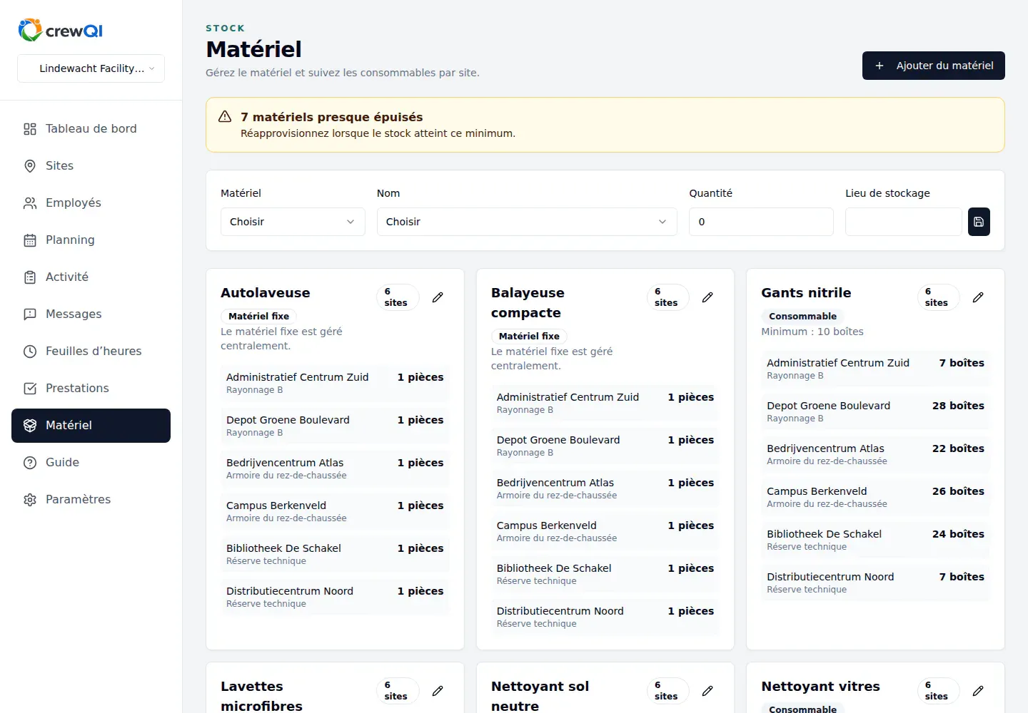 Écran crewQI en français avec un stock synthétique réparti sur plusieurs sites et une alerte de stock bas.
